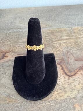 🍭6/$30 Boho flower gold tone ring band - ~6.25 - 6.5